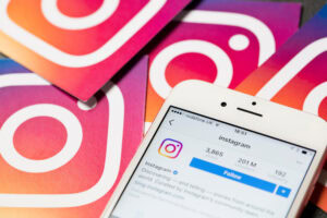 OXFORD, UK, DEC 5 2016: Smartphone shows the instagram app with Jak zwiększyć sprzedaż na Instagramie?