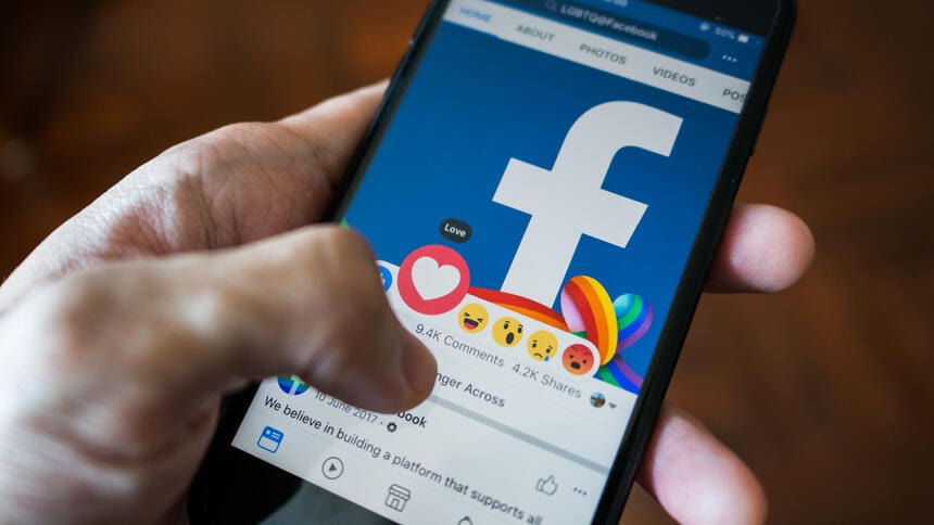 System odznak i ról na Facebooku