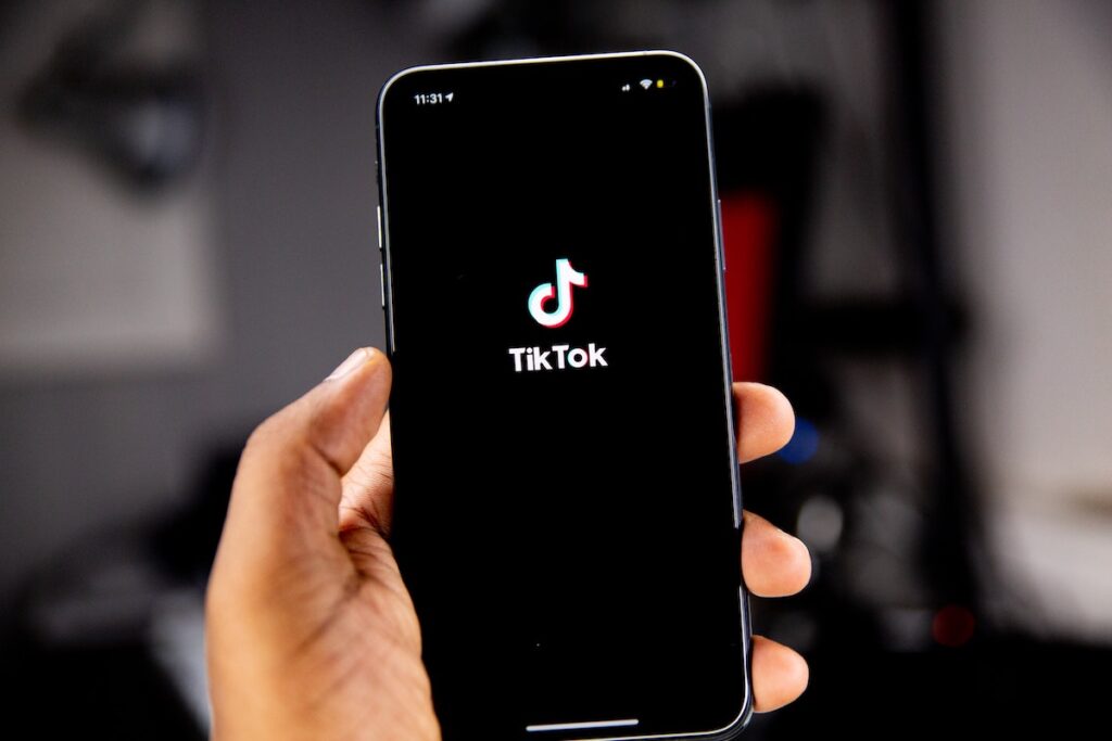 TikTok dla biznesu – jak wykorzystać potencjał platformy do rozwoju marki?