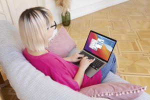 young-woman-working-from-home Pozycja strony